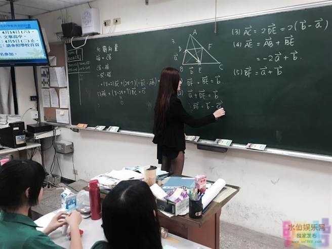 短裤黑丝袜数学老师身材超惹火 网友：舍不得翘课